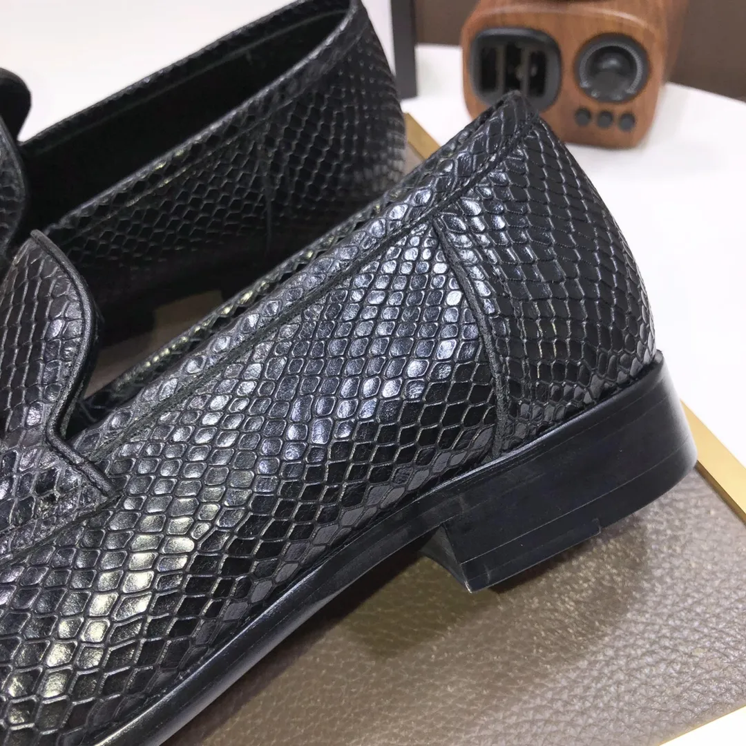 Men's shoes💰500💰Italy's top luxury men's shoe giant (GUCCI) (Gucci) (full cowhide lining) new arrival🍃Original European style🔰 Pleasant to the eye😍In order to make the shoes more durable and non-deformable🌀The production continues to follow traditional methods but there is still no lack of innovation💪Choose original sheepskin for the leather♻️ Smooth and natural And extra bright ⭐Made of imported cowhide, the first choice of rich people 38-45 (45 customized)